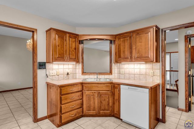 2405 SE Saturn DR, Topeka, KS 66605