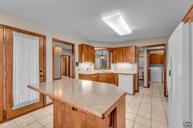 2405 SE Saturn DR, Topeka, KS 66605