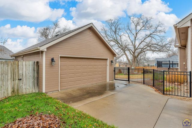 2405 SE Saturn DR, Topeka, KS 66605