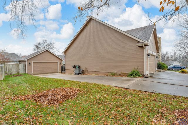 2405 SE Saturn DR, Topeka, KS 66605