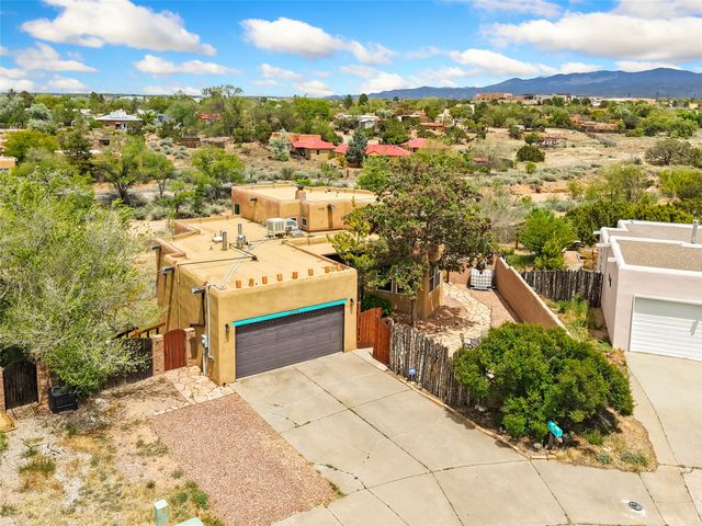 2359 Camino Pintores, Santa Fe, NM 87505