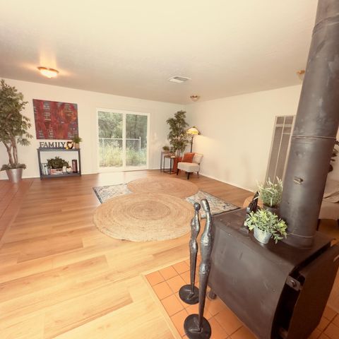 17689 Brewer Rd, Grass Valley, CA 95949