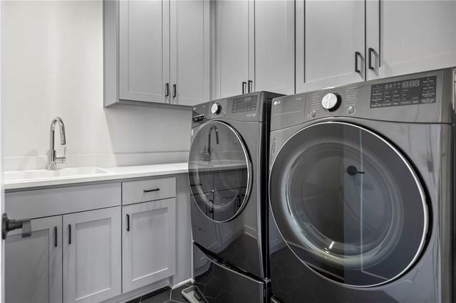 2207 W 48th Street, Westwood, KS 66205