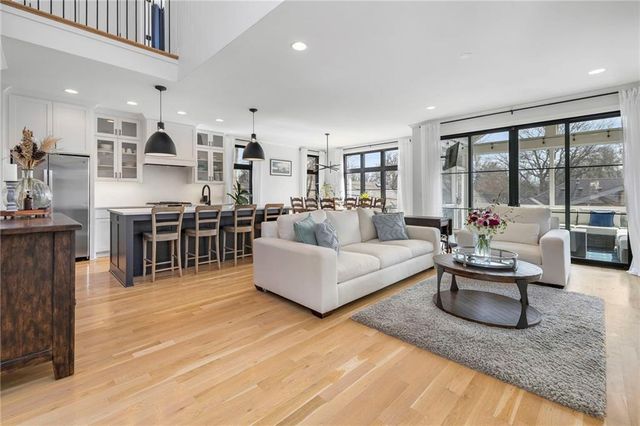 2207 W 48th Street, Westwood, KS 66205