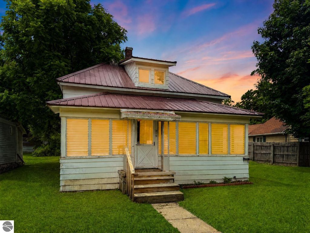 Image 1 of property listing at 319 W Saginaw Street, St Louis, MI 48880