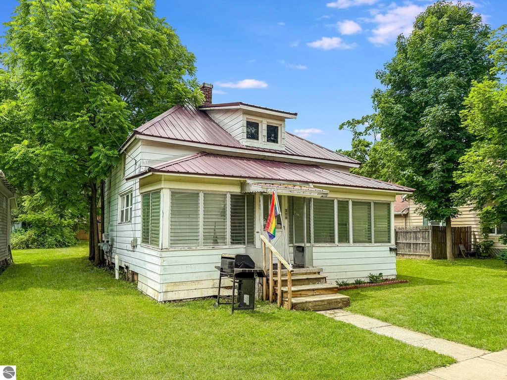 Image 2 of property listing at 319 W Saginaw Street, St Louis, MI 48880