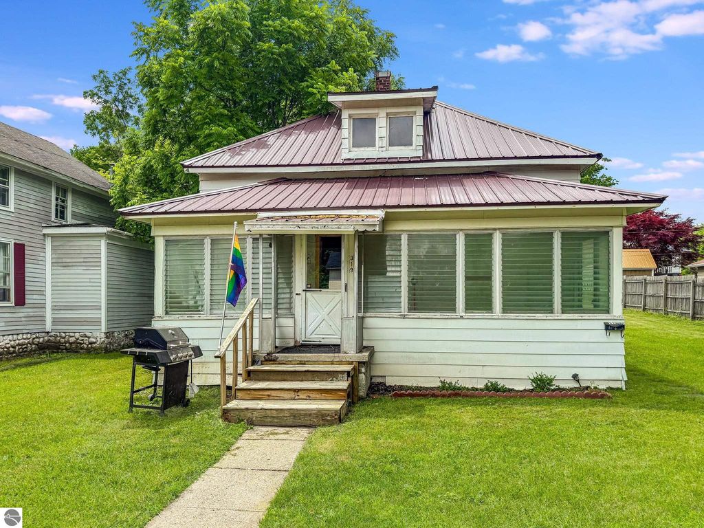 Image 3 of property listing at 319 W Saginaw Street, St Louis, MI 48880