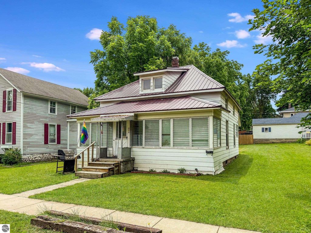 Image 4 of property listing at 319 W Saginaw Street, St Louis, MI 48880
