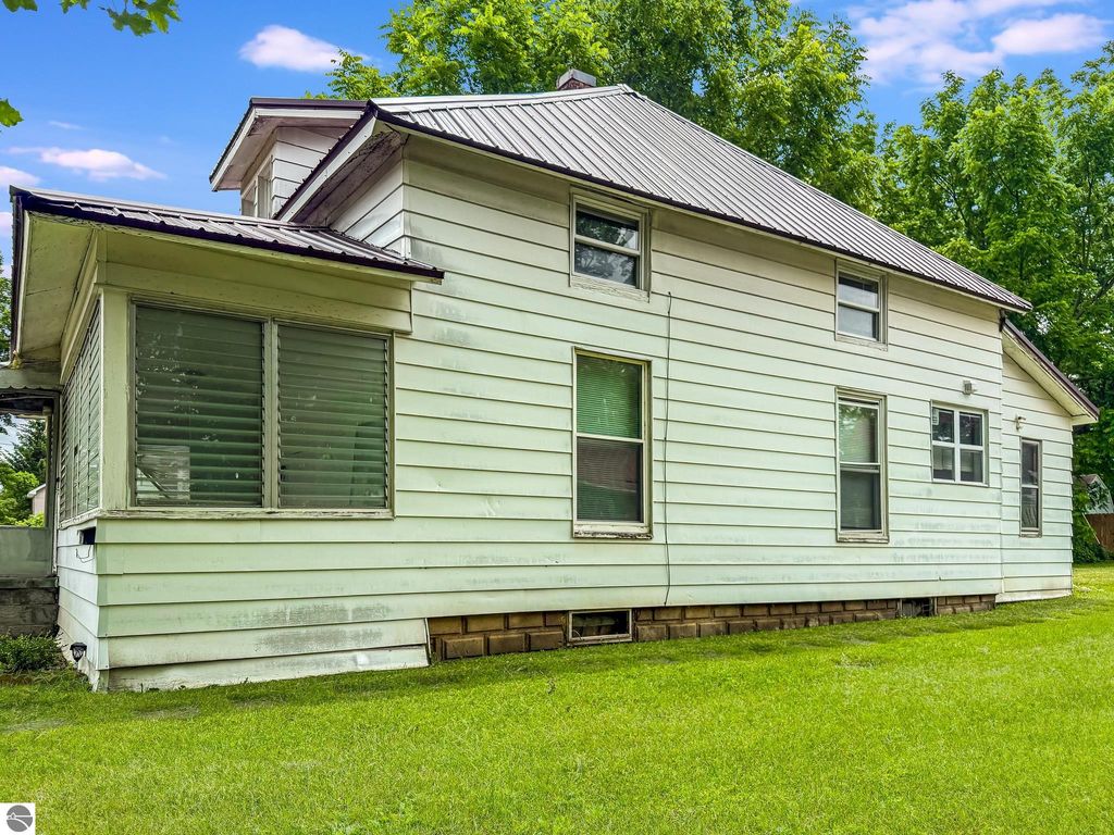 Image 6 of property listing at 319 W Saginaw Street, St Louis, MI 48880
