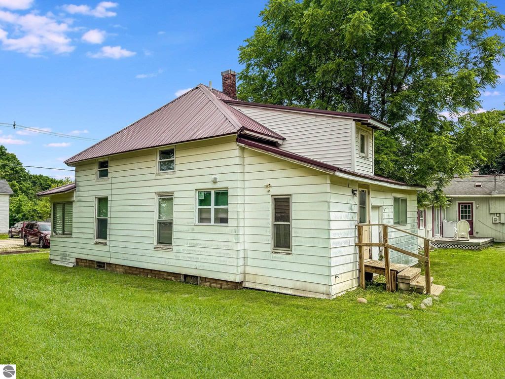 Image 7 of property listing at 319 W Saginaw Street, St Louis, MI 48880