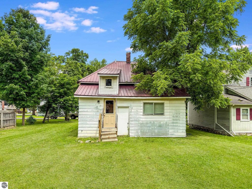 Image 8 of property listing at 319 W Saginaw Street, St Louis, MI 48880