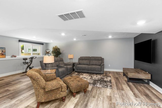 945 Kensington Street Nw 122, City Of Walker, MI 49534
