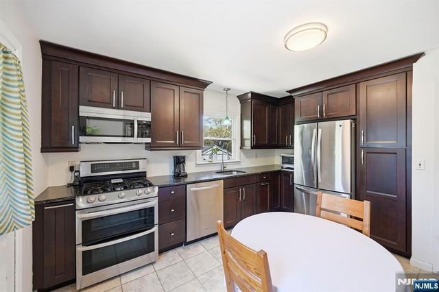 31 Dacotah Avenue, Oakland, NJ 07436