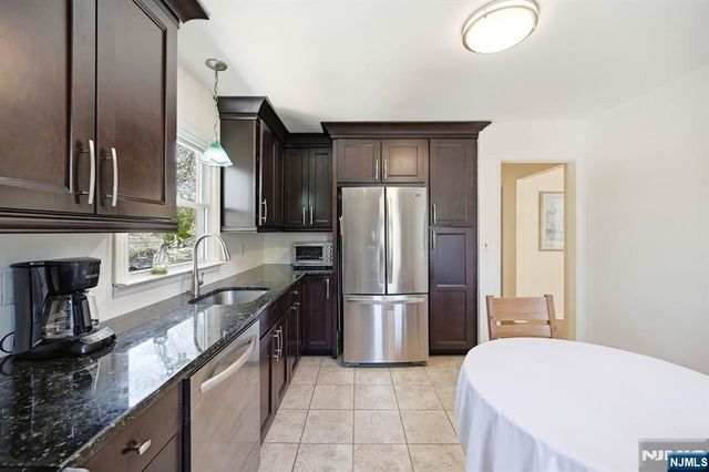 31 Dacotah Avenue, Oakland, NJ 07436