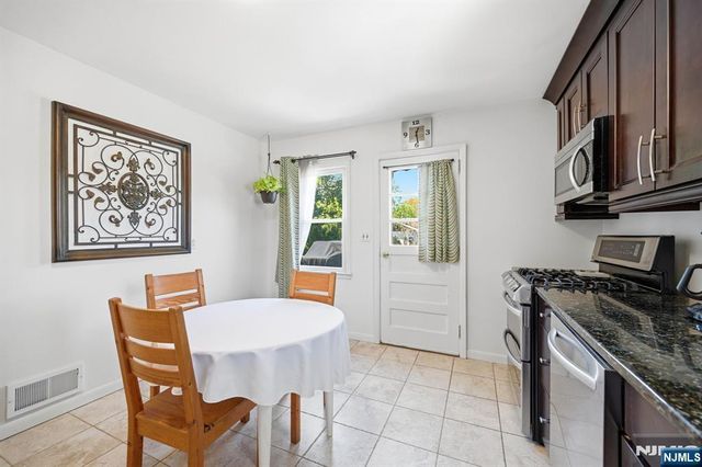 31 Dacotah Avenue, Oakland, NJ 07436