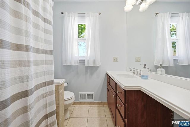 31 Dacotah Avenue, Oakland, NJ 07436