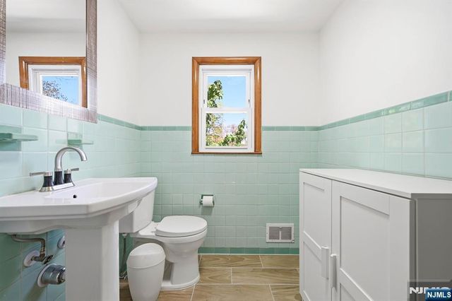 31 Dacotah Avenue, Oakland, NJ 07436