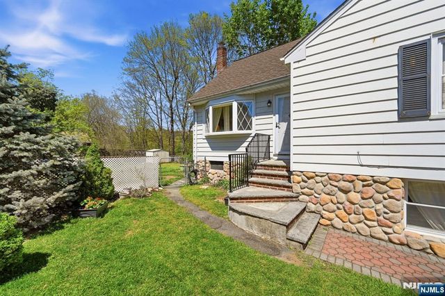 31 Dacotah Avenue, Oakland, NJ 07436