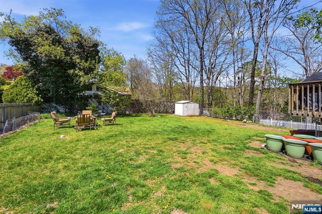 31 Dacotah Avenue, Oakland, NJ 07436