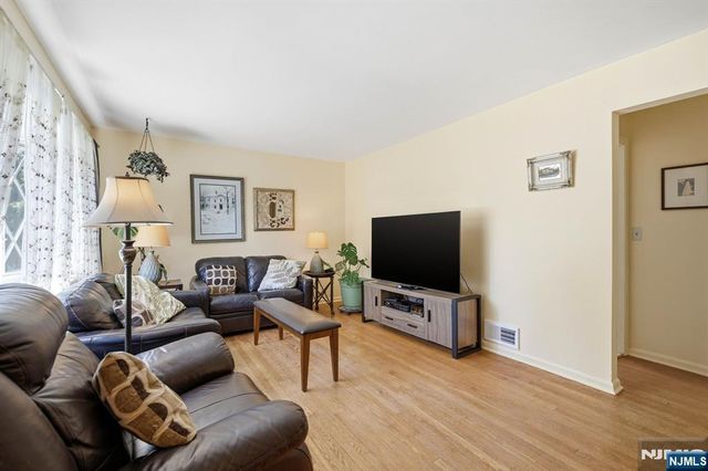 31 Dacotah Avenue, Oakland, NJ 07436