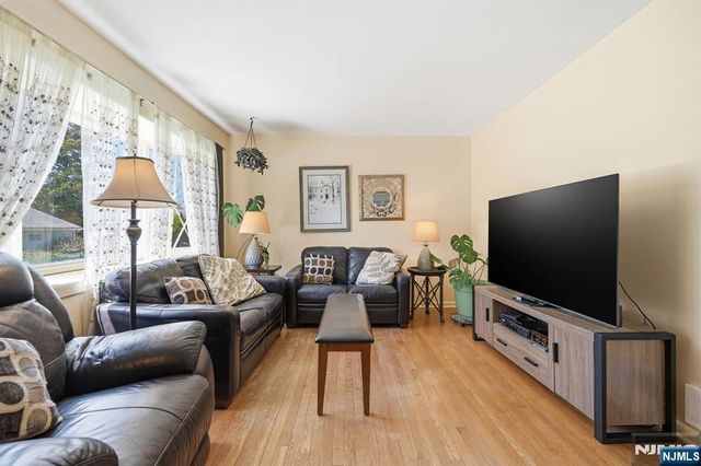 31 Dacotah Avenue, Oakland, NJ 07436