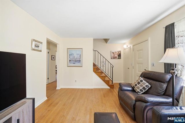 31 Dacotah Avenue, Oakland, NJ 07436