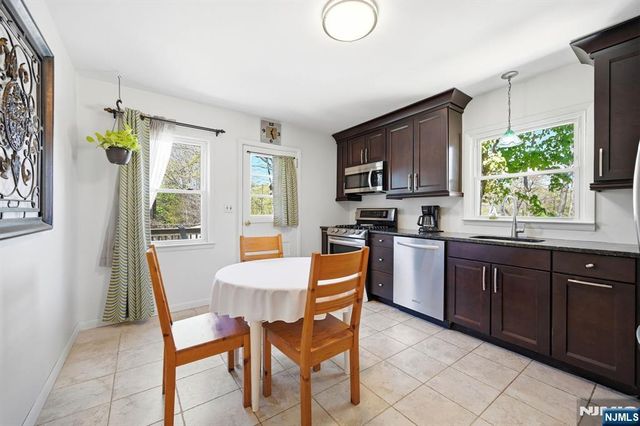 31 Dacotah Avenue, Oakland, NJ 07436