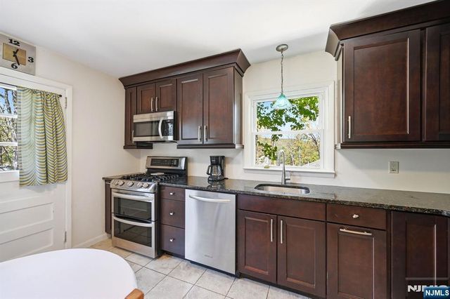 31 Dacotah Avenue, Oakland, NJ 07436