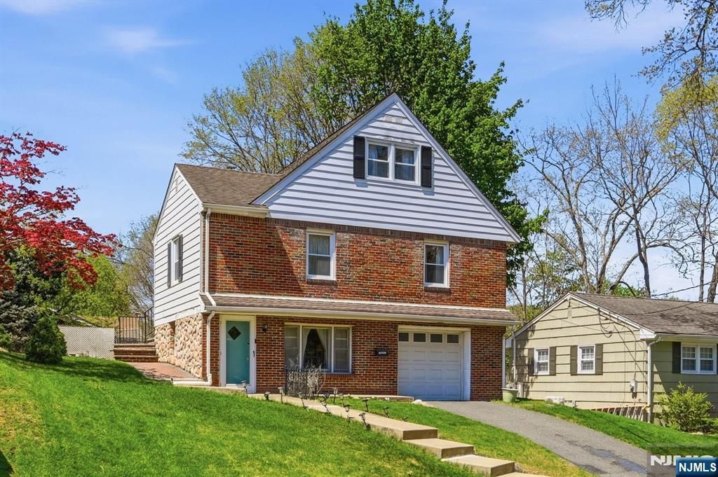 31 Dacotah Avenue, Oakland, NJ 07436