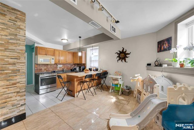 18 74th Street BA2, North Bergen, NJ 07047