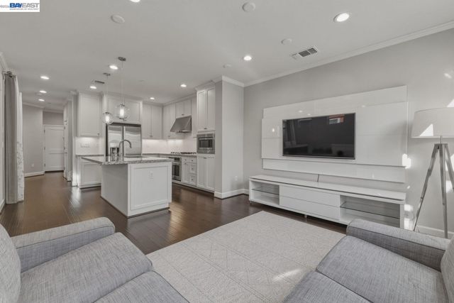 520 Sandalwood Dr, Livermore, CA 94551
