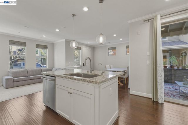520 Sandalwood Dr, Livermore, CA 94551
