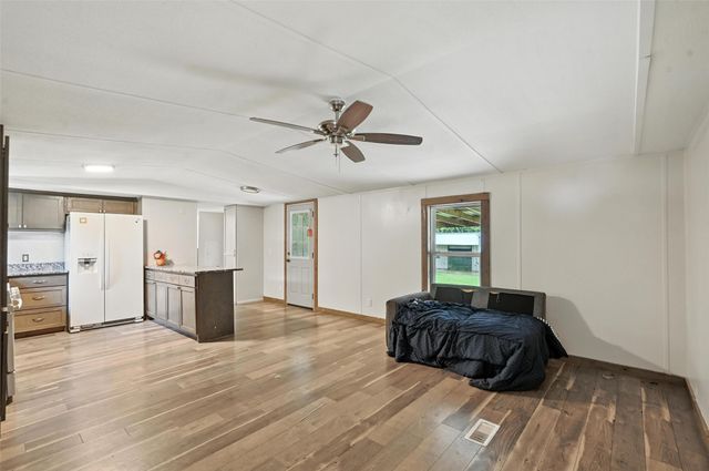 525 Surrey Lane, Burleson, TX 76028