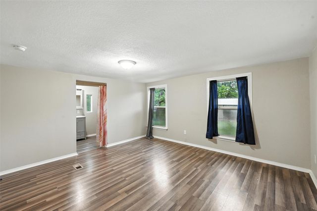 525 Surrey Lane, Burleson, TX 76028