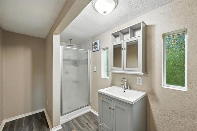 525 Surrey Lane, Burleson, TX 76028