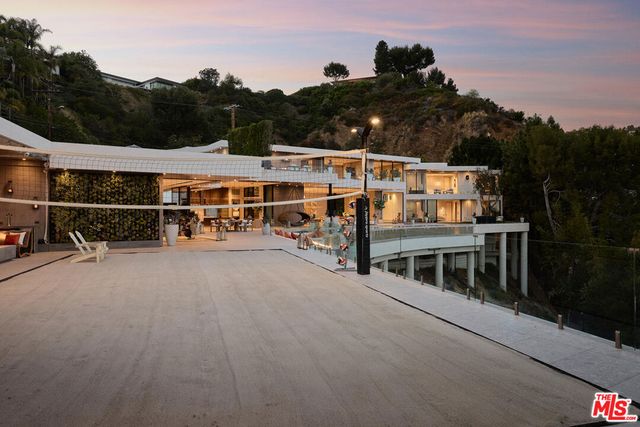 9330 Flicker Way, Los Angeles, CA 90069