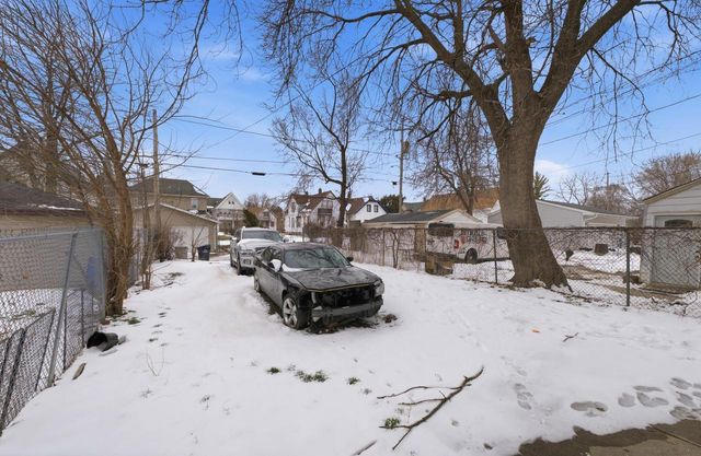 2813 N 21st STREET, Milwaukee, WI 53206