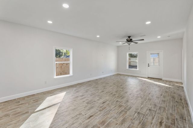 751 E Chestnut East Avenue, Crestview, FL 32536