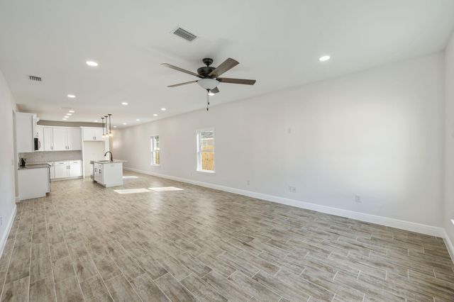 751 E Chestnut East Avenue, Crestview, FL 32536