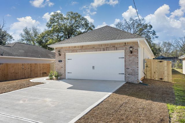 751 E Chestnut East Avenue, Crestview, FL 32536