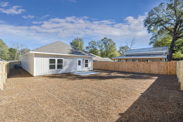 751 E Chestnut East Avenue, Crestview, FL 32536