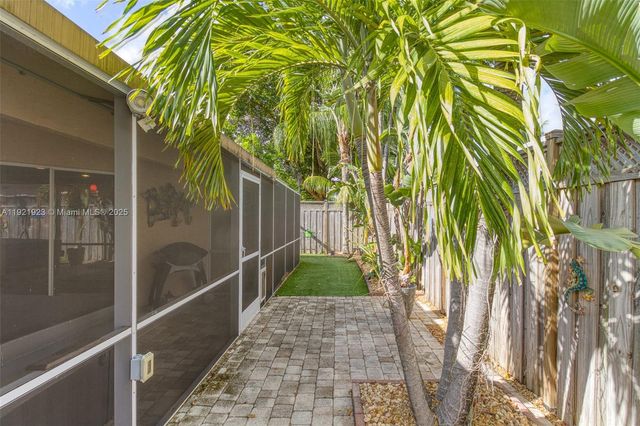 1383 NE 27th St, Pompano Beach, FL 33064