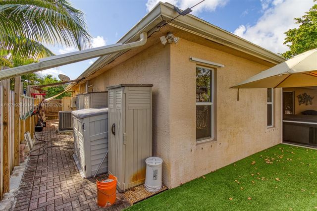 1383 NE 27th St, Pompano Beach, FL 33064