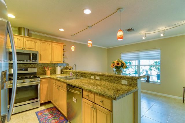 1383 NE 27th St, Pompano Beach, FL 33064