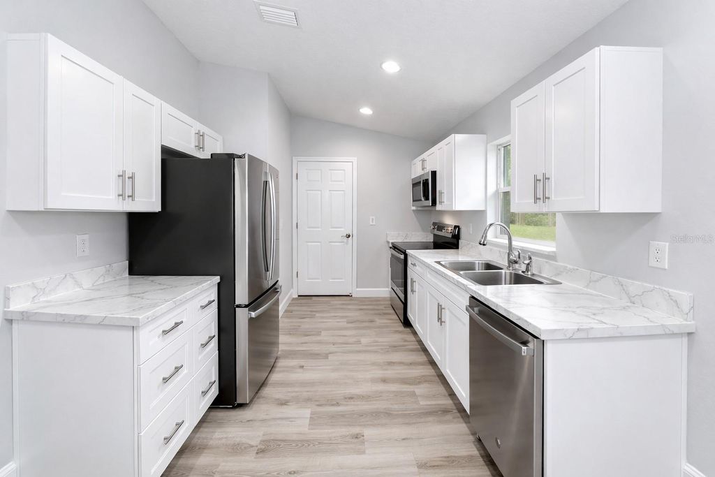 Image 15 of property listing at 24763 NW HIGHVIEW AVENUE, Dunnellon, FL 34431