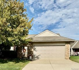 159 Addison Circle, Fowlerville, MI 48836