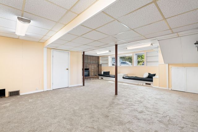 37 Old Coach Rd, Braintree, MA 02184