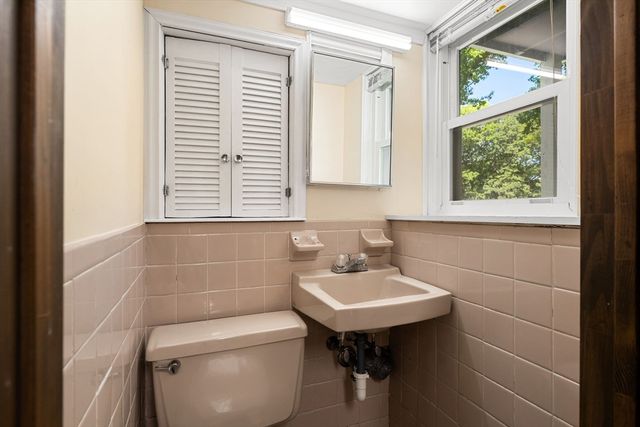 37 Old Coach Rd, Braintree, MA 02184