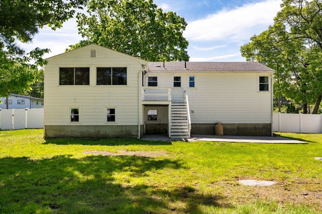 37 Old Coach Rd, Braintree, MA 02184
