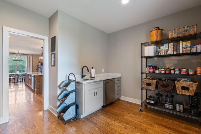 1135D Center Point Rd, Hendersonville, TN 37075